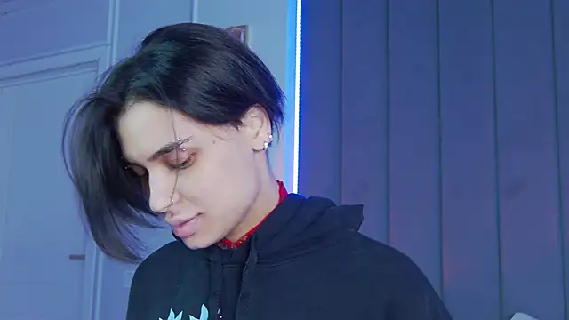 Snapshot of VioletAsh chatting on 10-21-25, 04:35 VioletAsh online show from 10-21-25, 04:35