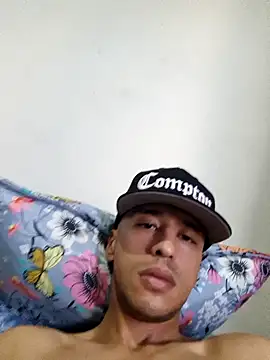 Snapshot of Santi2323xxX chatting on 05-04-26, 11:01 Santi2323xxX online show from 05-04-26, 11:01