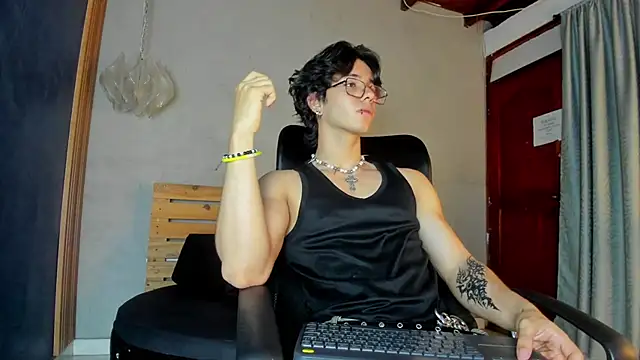 Snapshot of Markuss__ chatting on 10-16-25, 03:07 Markuss online show from 10-16-25, 03:07