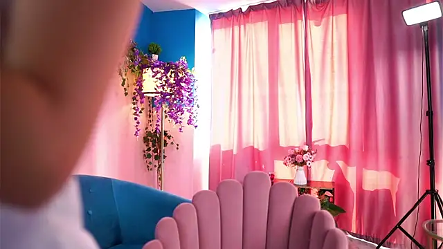 Snapshot of SaraMiretti chatting on 09-11-25, 07:08 SaraMiretti online show from 09-11-25, 07:08