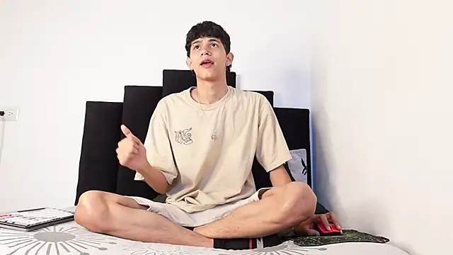 alexmark  online show from 10-24-25, 01:40