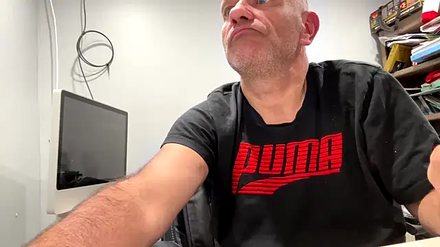 Snapshot of frankyjones8989 chatting on 10-18-25, 04:15 frankyjones8989 online show from 10-18-25, 04:15