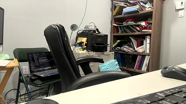 Snapshot of frankyjones8989 chatting on 11-15-25, 04:10 frankyjones8989 online show from 11-15-25, 04:10