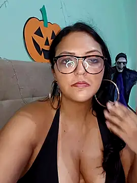 Snapshot of AuroraChest chatting on 11-02-25, 12:35 AuroraChest online show from 11-02-25, 12:35