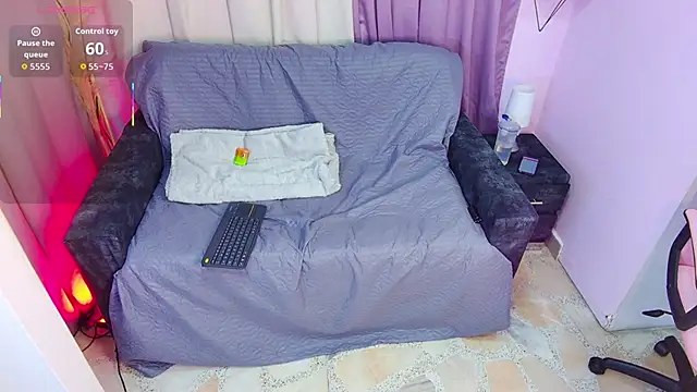 Snapshot of DaniniAnderson chatting on 10-15-25, 03:39 DaniniAnderson online show from 10-15-25, 03:39