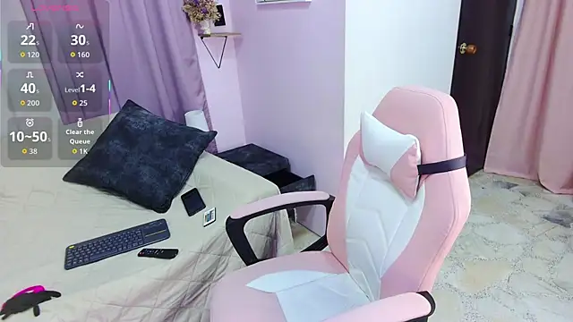 Snapshot of DaniniAnderson chatting on 10-20-25, 04:02 DaniniAnderson online show from 10-20-25, 04:02