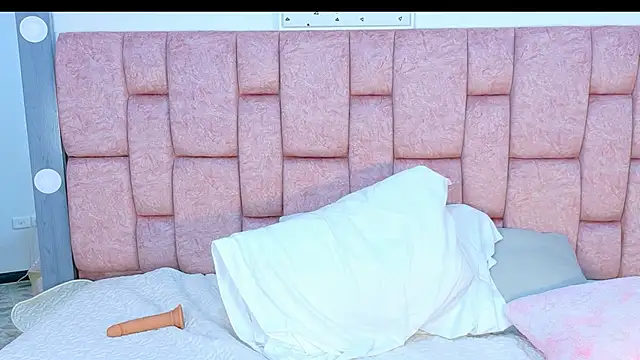 Snapshot of DaniniAnderson chatting on 11-30-25, 09:57 DaniniAnderson online show from 11-30-25, 09:57