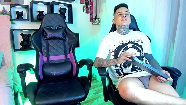 Sarahandzack online show from 11-14-25, 06:12