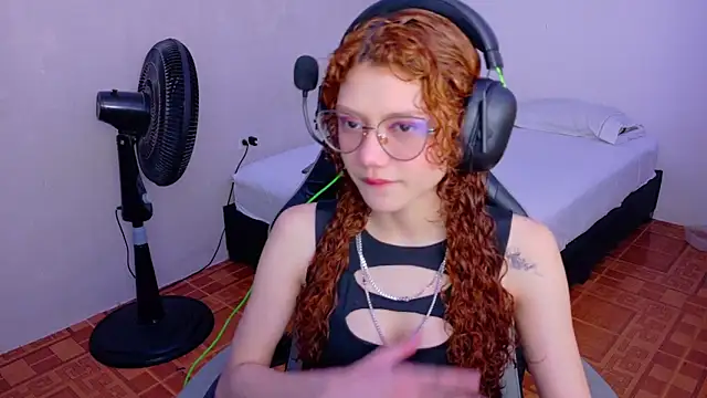 Snapshot of Birdie_0 chatting on 09-09-25, 01:32 Birdie 0 online show from 09-09-25, 01:32