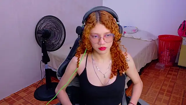 Snapshot of Birdie_0 chatting on 09-16-25, 01:12 Birdie 0 online show from 09-16-25, 01:12