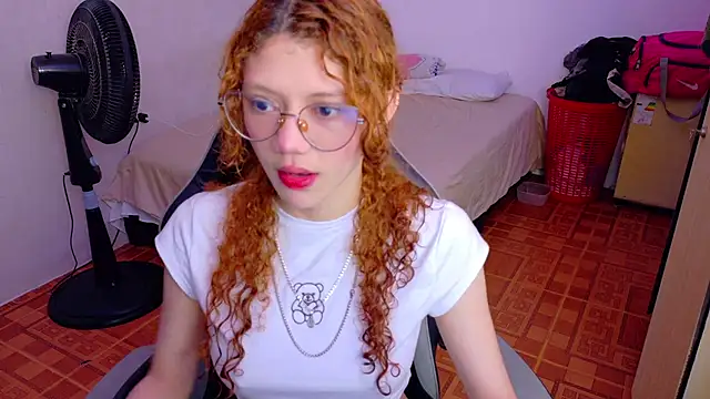 Snapshot of Birdie_0 chatting on 09-17-25, 01:46 Birdie 0 online show from 09-17-25, 01:46