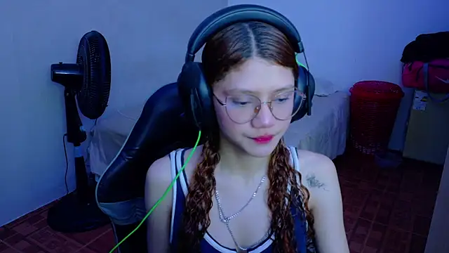 Snapshot of Birdie_0 chatting on 09-20-25, 03:18 Birdie 0 online show from 09-20-25, 03:18