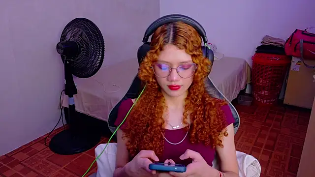 Snapshot of Birdie_0 chatting on 09-23-25, 01:41 Birdie 0 online show from 09-23-25, 01:41