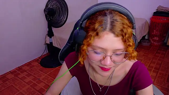 Snapshot of Birdie_0 chatting on 09-23-25, 02:20 Birdie 0 online show from 09-23-25, 02:20