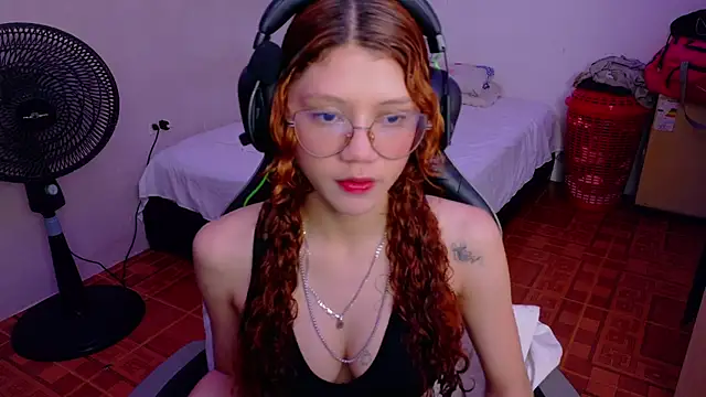 Snapshot of Birdie_0 chatting on 09-25-25, 02:15 Birdie 0 online show from 09-25-25, 02:15