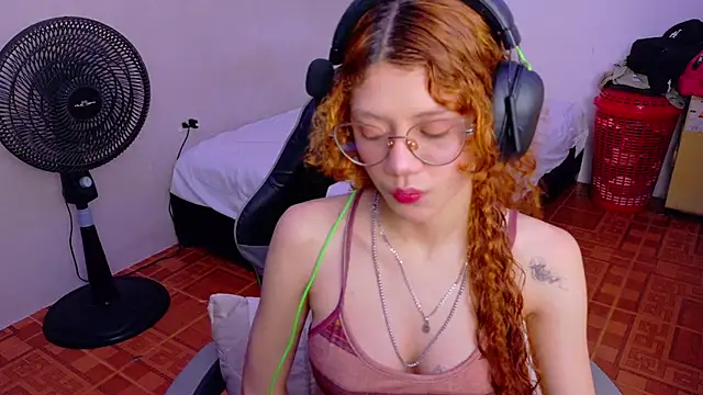 Snapshot of Birdie_0 chatting on 09-26-25, 12:20 Birdie 0 online show from 09-26-25, 12:20