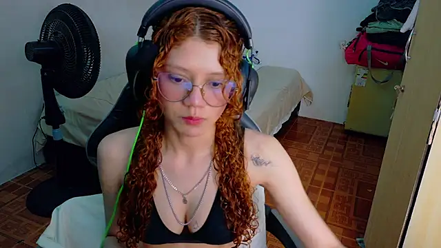 Snapshot of Birdie_0 chatting on 10-27-25, 01:59 Birdie 0 online show from 10-27-25, 01:59