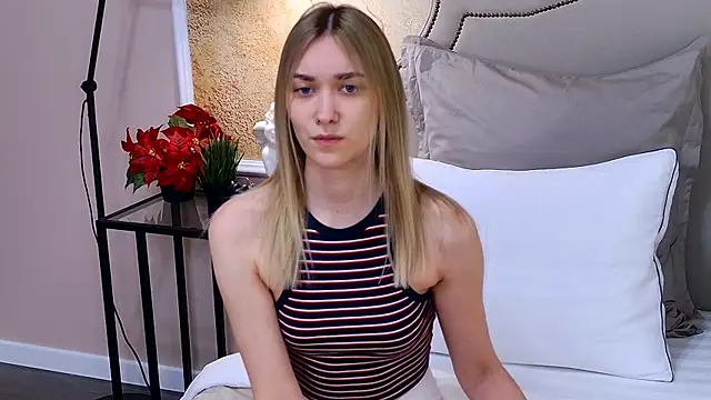 Snapshot of AmadaReine chatting on 06-19-26, 04:22 AmadaReine online show from 06-19-26, 04:22