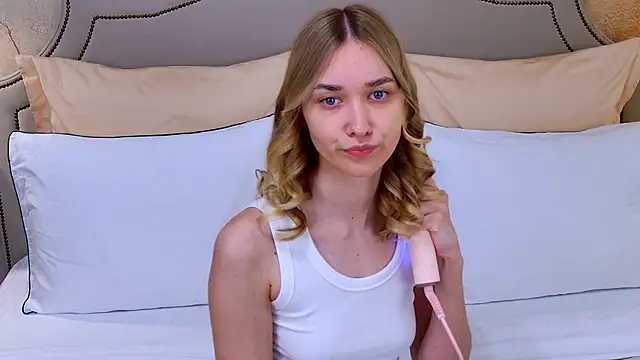 Snapshot of AmadaReine chatting on 06-30-26, 04:30 AmadaReine online show from 06-30-26, 04:30