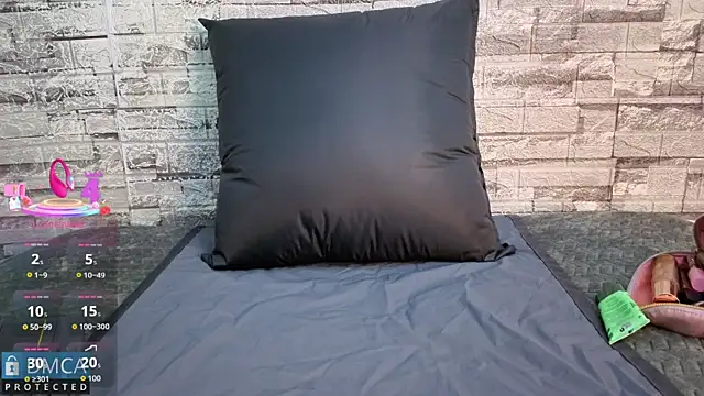 Kiara Zahiri   online show from 12-16-25, 10:53