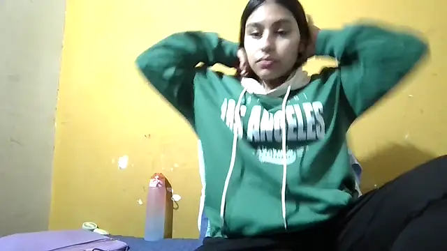 Snapshot of zairabreze chatting on 09-16-25, 12:39 zairabreze online show from 09-16-25, 12:39