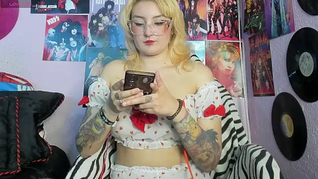 Snapshot of Avril_Maria chatting on 09-15-25, 06:08 Avril Maria online show from 09-15-25, 06:08