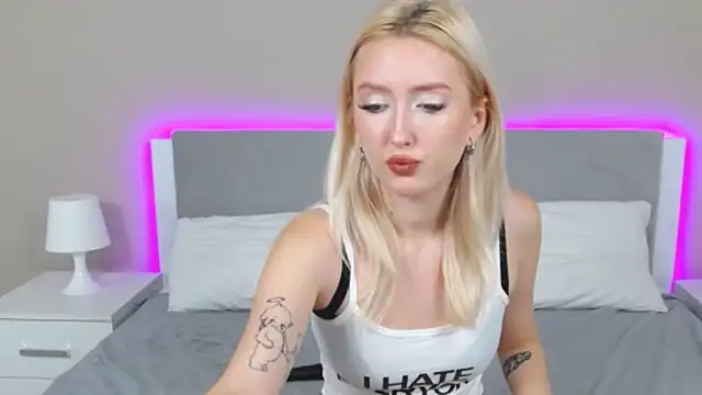 Snapshot of MarianeSun chatting on 09-11-25, 04:12 MarianeSun online show from 09-11-25, 04:12