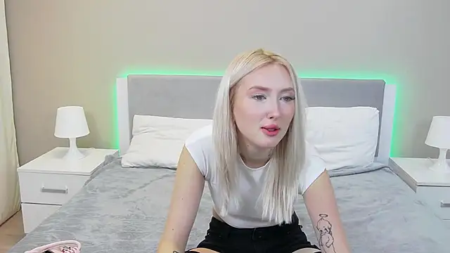 Snapshot of MarianeSun chatting on 09-25-25, 04:05 MarianeSun online show from 09-25-25, 04:05