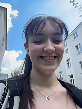 Snapshot of Veliora chatting on 05-22-26, 11:27 Veliora online show from 05-22-26, 11:27