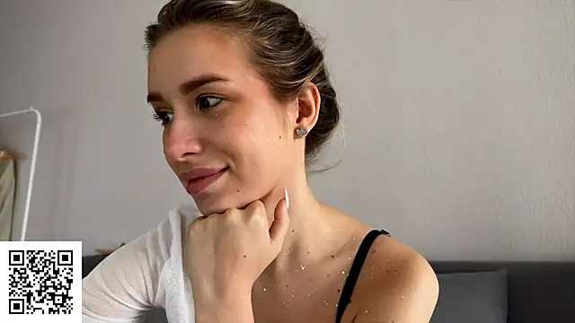 Snapshot of ElysiaXo chatting on 10-19-25, 04:46 ElysiaXo online show from 10-19-25, 04:46