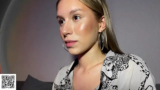 Snapshot of ElysiaXo chatting on 10-22-25, 09:36 ElysiaXo online show from 10-22-25, 09:36