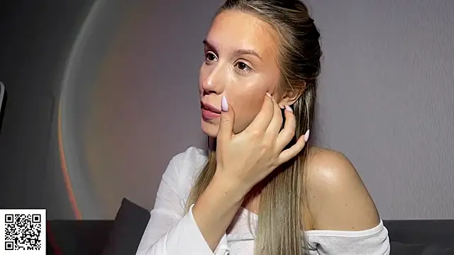 Snapshot of ElysiaXo chatting on 10-23-25, 09:57 ElysiaXo online show from 10-23-25, 09:57