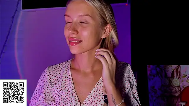 Snapshot of ElysiaXo chatting on 11-10-25, 10:42 ElysiaXo online show from 11-10-25, 10:42