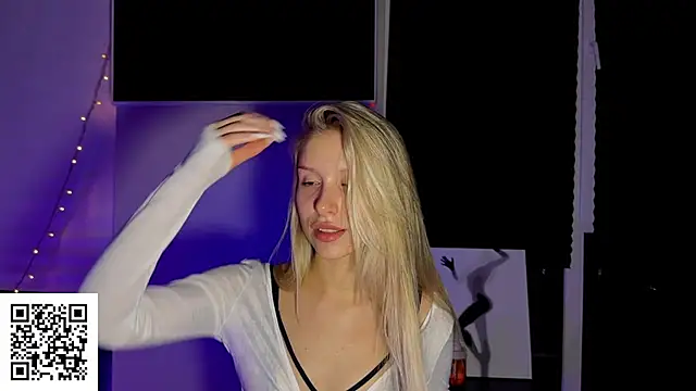 Snapshot of ElysiaXo chatting on 11-16-25, 11:21 ElysiaXo online show from 11-16-25, 11:21