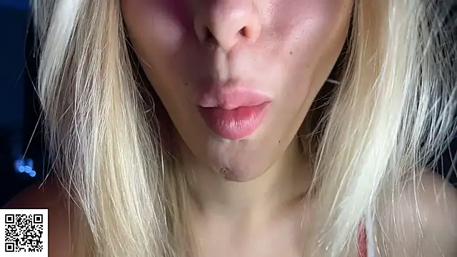 Snapshot of ElysiaXo chatting on 12-04-25, 10:07 ElysiaXo online show from 12-04-25, 10:07