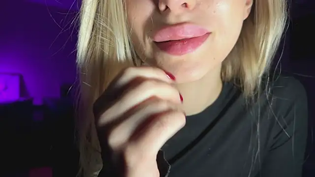 Snapshot of ElysiaXo chatting on 12-17-25, 10:27 ElysiaXo online show from 12-17-25, 10:27