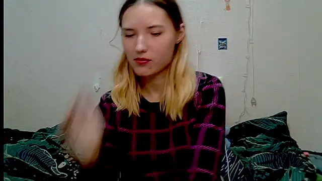  kikiclark   online show from 10-05-25, 09:13