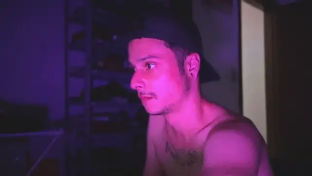 Snapshot of chrisalmeid_ chatting on 09-21-25, 01:07 chrisalmeid online show from 09-21-25, 01:07