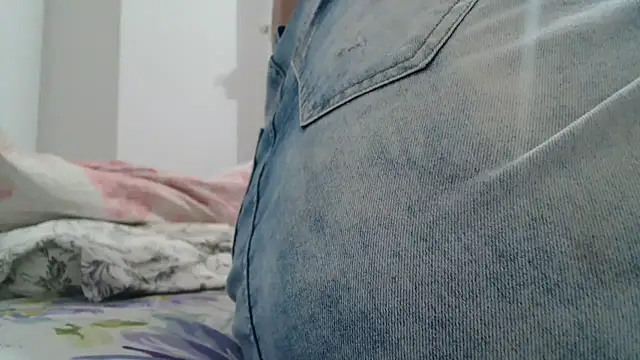 Snapshot of SecretBrunette chatting on 12-22-25, 05:15 SecretBrunette online show from 12-22-25, 05:15