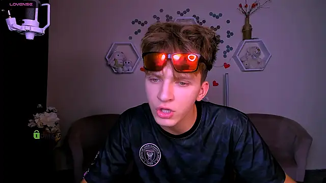 travis wolf  online show from 09-22-25, 07:16