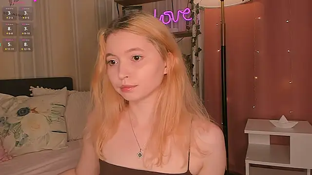 Snapshot of Ruminelle chatting on 06-08-26, 11:32 Ruminelle online show from 06-08-26, 11:32