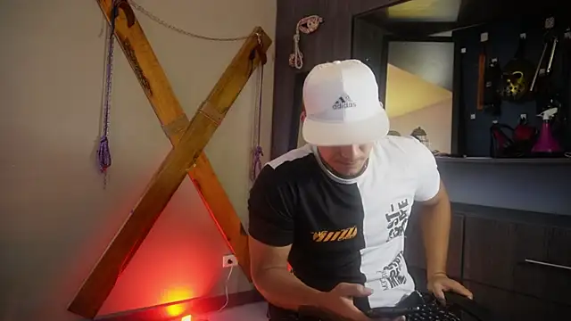 Snapshot of massimo_vidal_ chatting on 09-15-25, 02:50 massimo vidal  online show from 09-15-25, 02:50