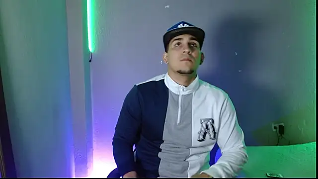 Snapshot of massimo_vidal_ chatting on 11-30-25, 02:37 massimo vidal online show from 11-30-25, 02:37