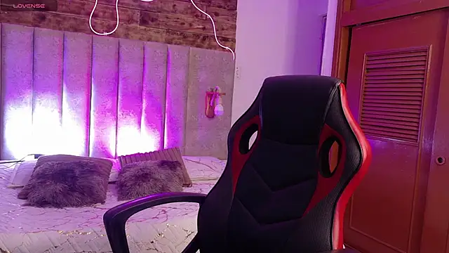 Snapshot of Emma_visconti chatting on 10-17-25, 12:30 Emma visconti online show from 10-17-25, 12:30