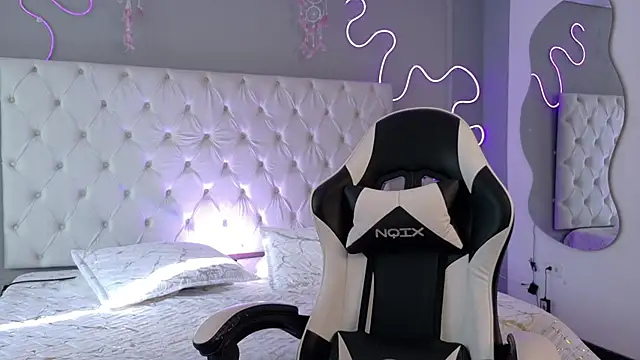 Snapshot of Emma_visconti chatting on 11-30-25, 12:42 Emma visconti online show from 11-30-25, 12:42