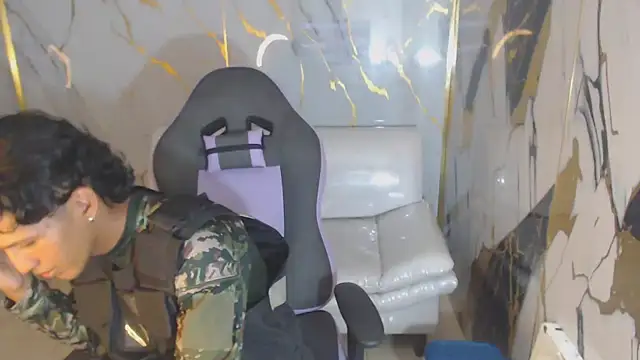 Snapshot of bull_cam chatting on 10-13-25, 06:41 bull cam online show from 10-13-25, 06:41