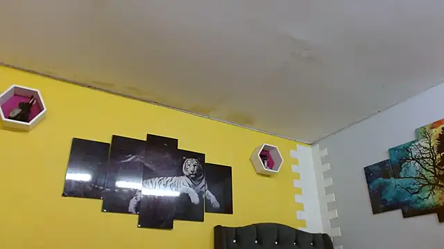 Snapshot of bull_cam chatting on 10-21-25, 05:02 bull cam online show from 10-21-25, 05:02