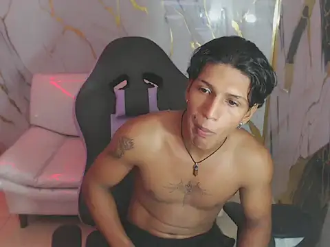 Snapshot of bull_cam chatting on 10-28-25, 03:47 bull cam online show from 10-28-25, 03:47