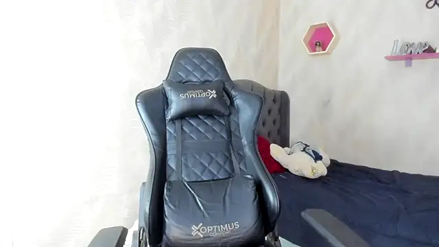 Snapshot of bull_cam chatting on 11-19-25, 04:40 bull cam online show from 11-19-25, 04:40