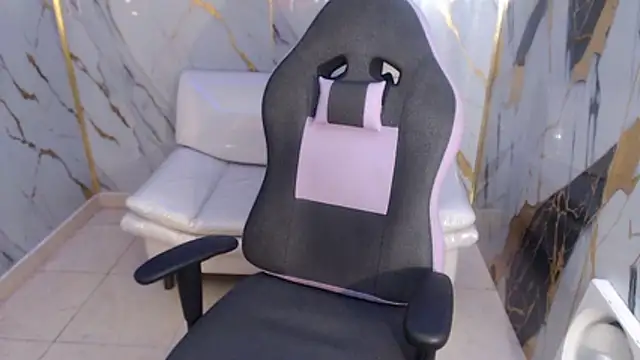 Snapshot of bull_cam chatting on 11-27-25, 01:24 bull cam online show from 11-27-25, 01:24